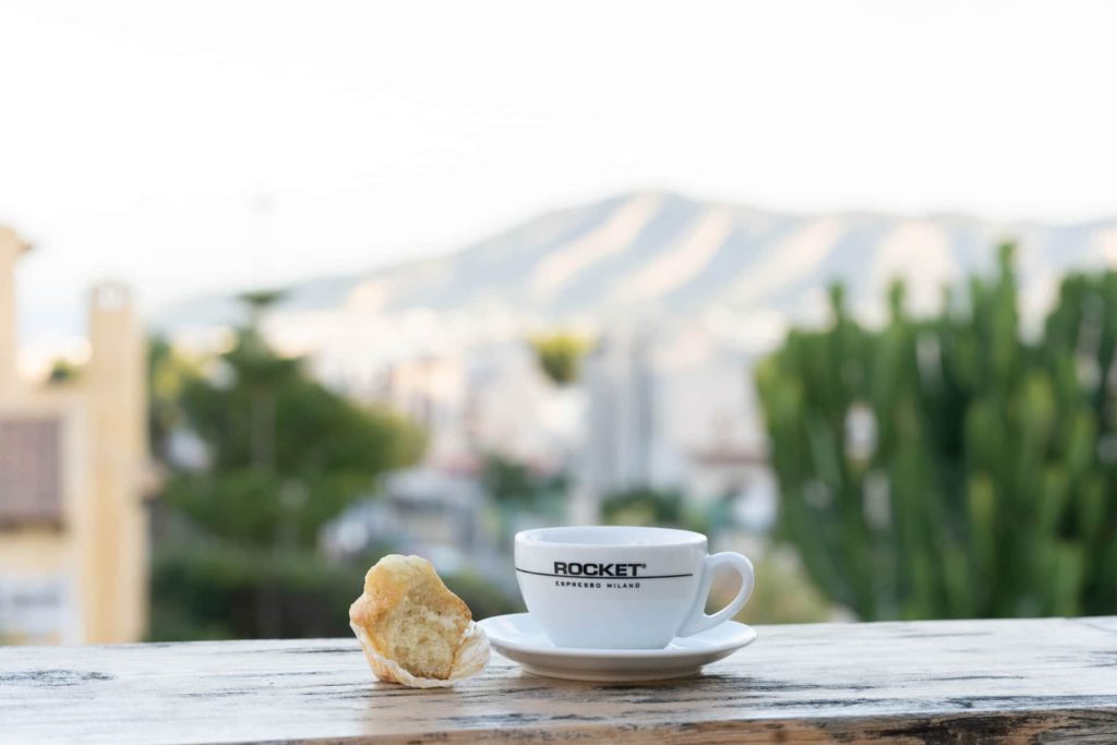 Tasse Kaffee mit Aussicht